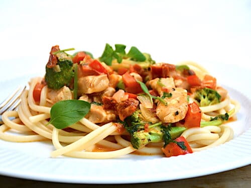 Kylling med soltørrede tomater og pasta