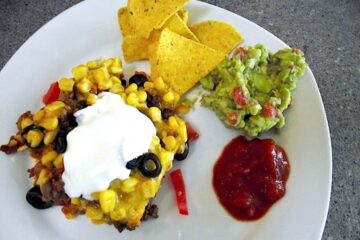 mexicansk fad med knuste tortillachips