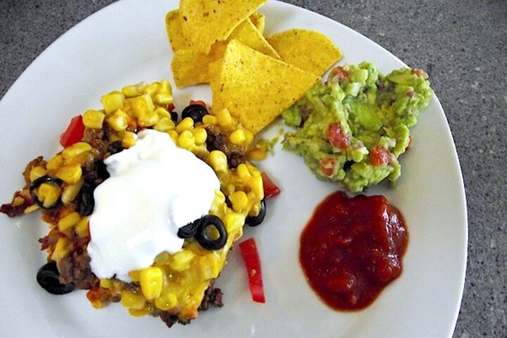 mexicansk fad med knuste tortillachips