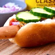 ristet hotdog serveret med Cocio chokolademælk