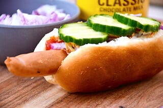 ristet hotdog serveret med Cocio chokolademælk