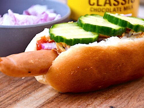 ristet hotdog serveret med Cocio chokolademælk