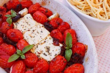 Bagt feta med tomater og pasta