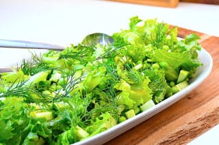 salat med nye ærter og agurk