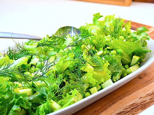 salat med nye ærter og agurk