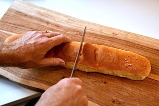 skær de lange brød over i to til de franske hotdogs