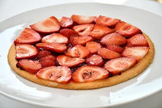 sommerlagkage lægges sammen med hindbærmarmelade og skiver af jordbær