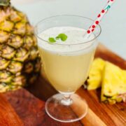 Virgin Pina Colada er en skøn alkoholfri drink du kan lave på ganske få minutter. Den smager frisk af ananas og mynte, mens kokosmælk gør den cremet og lækker. Foto: Charlotte Mithril