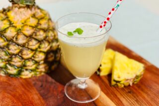 Virgin Pina Colada er en skøn alkoholfri drink du kan lave på ganske få minutter. Den smager frisk af ananas og mynte, mens kokosmælk gør den cremet og lækker. Foto: Charlotte Mithril
