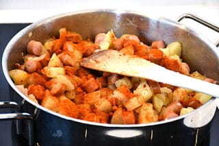 kartofler og paprika tilsættes den svenske pølseret