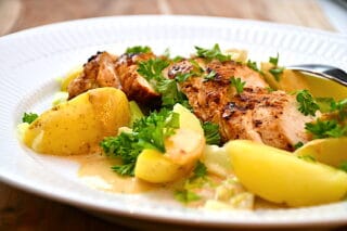 Kyllingebryst med kartofler, spidskål og sovs