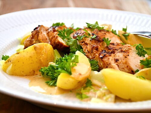 Kyllingebryst med kartofler, spidskål og sovs
