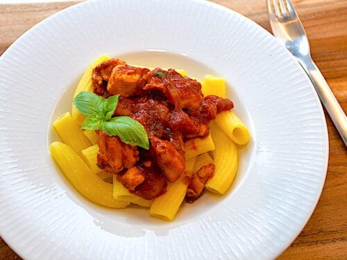 kyllingeinderfilet i tomatsauce med pasta