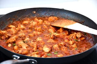 kyllingeinderfilet tilberedes i tomatsauce