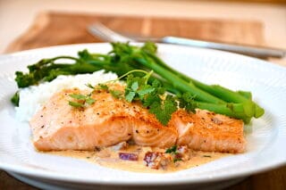 Laks på pande med cremet tomatflødesovs, bimi og ris