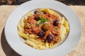 Pasta i tomatsauce med tun