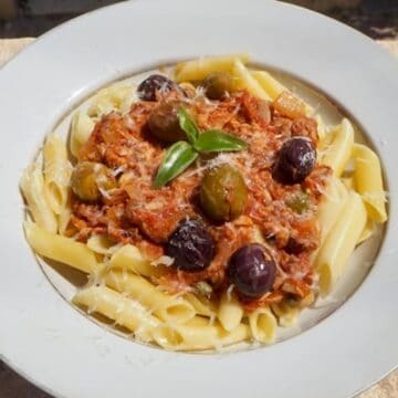 Pasta i tomatsauce med tun