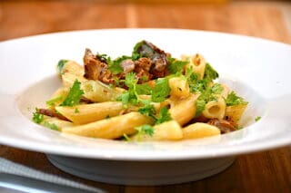 pasta med kantareller, bacon og fløde