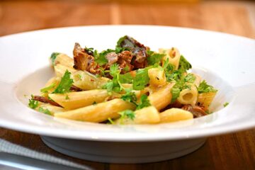 pasta med kantareller, bacon og fløde