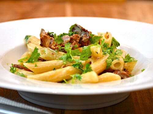pasta med kantareller, bacon og fløde