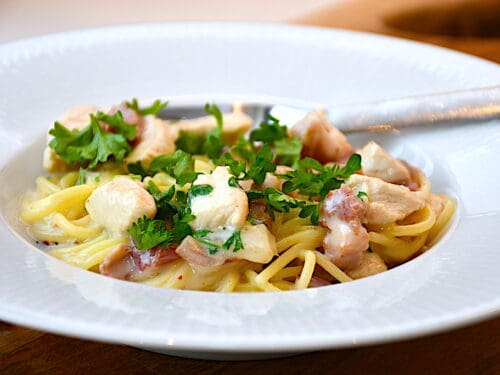 stuvet spaghetti med kylling og bacon