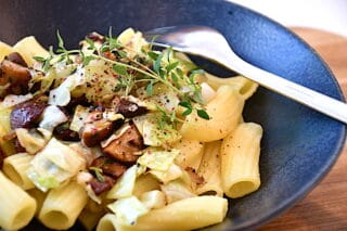 vegansk aftensmad med pasta og svampe