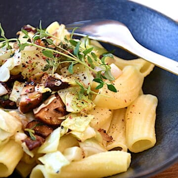 vegansk aftensmad med pasta og svampe