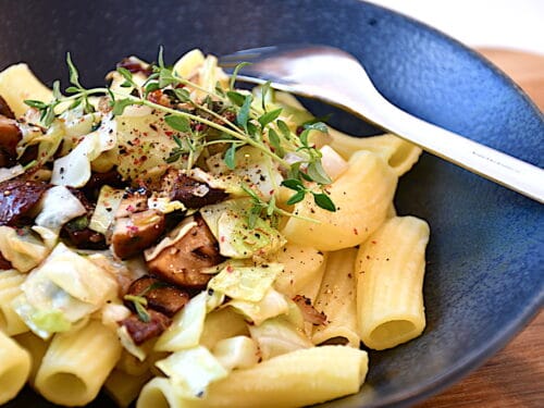 vegansk aftensmad med pasta og svampe