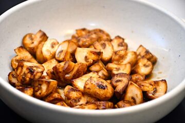 brunede champignon til den lækre gryderet