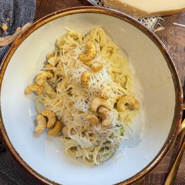 Cremet pasta med rosenkål