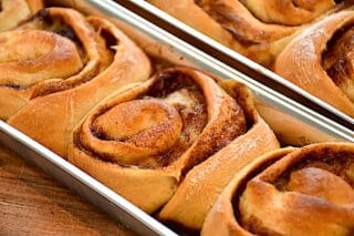 færdigbagte kanelsnegle i form