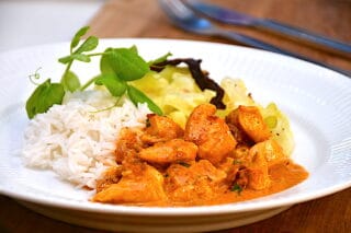 Kylling i paprika flødesovs med ris og spidskål