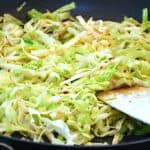 stegt spidskål med sød chilisauce