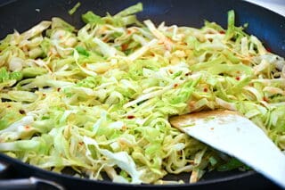 stegt spidskål med sød chilisauce