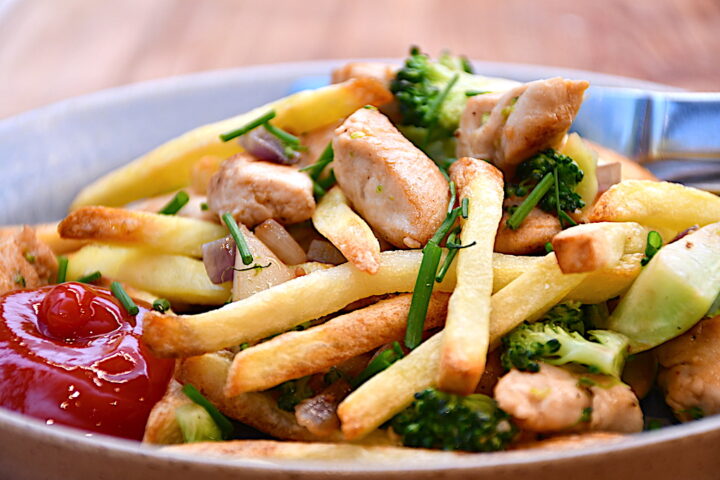 kyllingemix med pommes frites og broccoli
