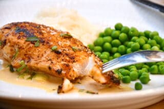 stegt kyllingebryst med flødesovs, ris og ærter