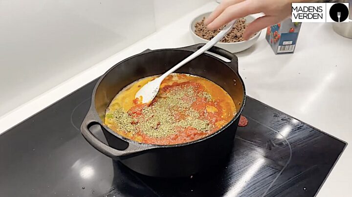 kødsovsen laves med oregano