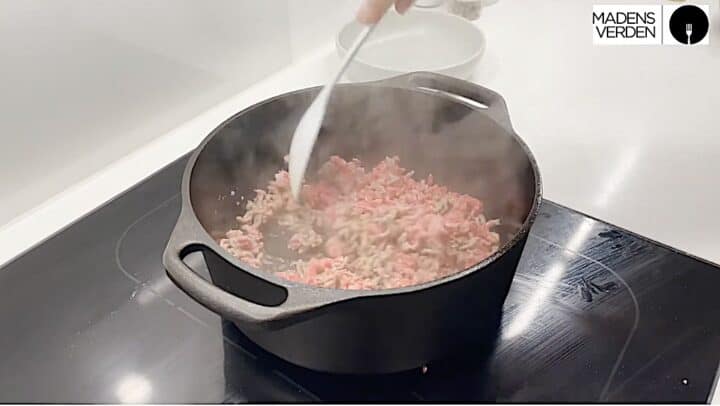 til kødsovs steges hakket oksekød godt af