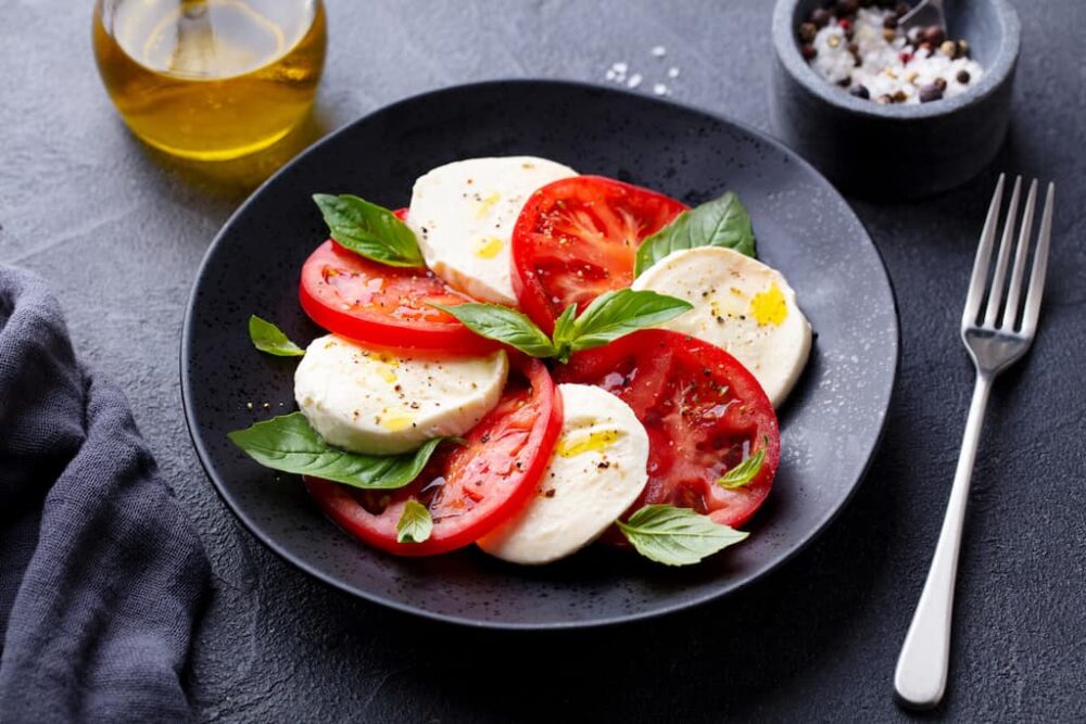 Caprese salat - Opskrift på nem italiensk forret - Madens Verden