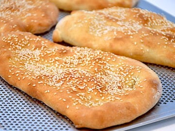 Billede med naan indisk naanbrød.