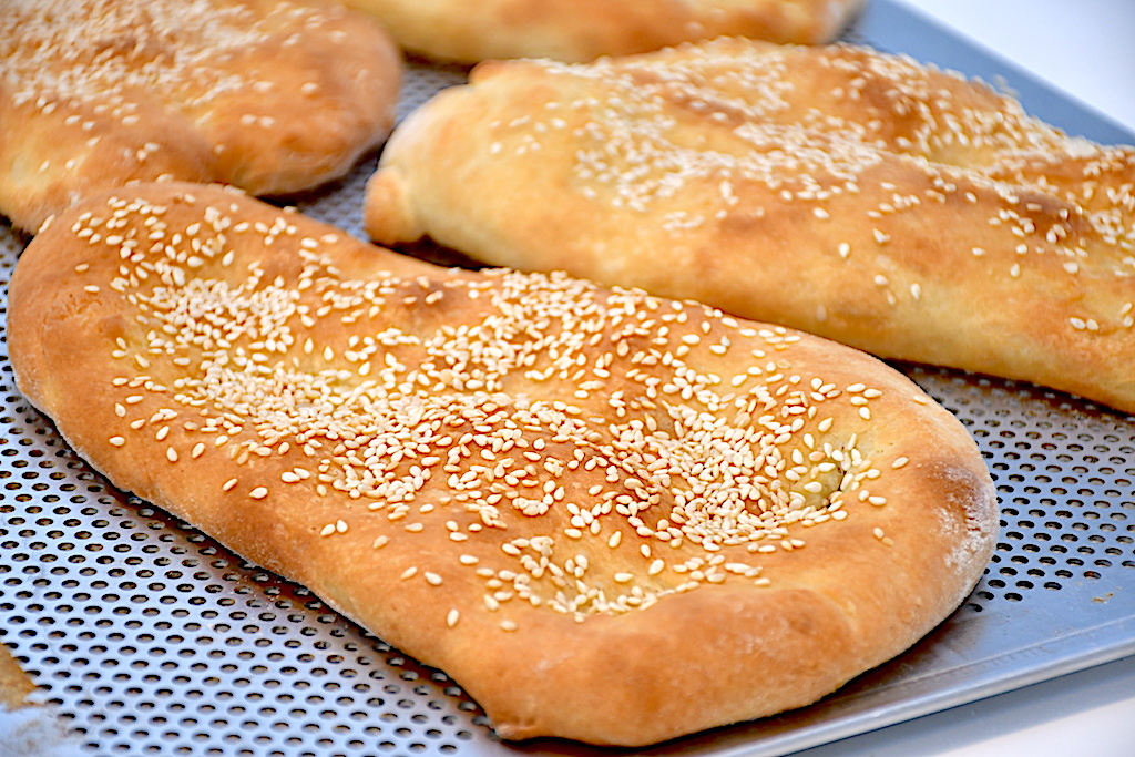Billede med naan indisk naanbrød.