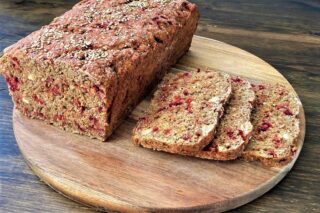 Rødbederugbrød med sesam