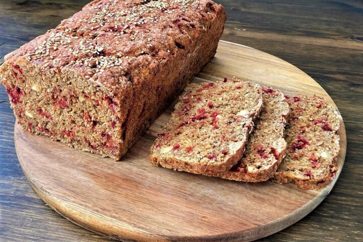Rødbederugbrød med sesam