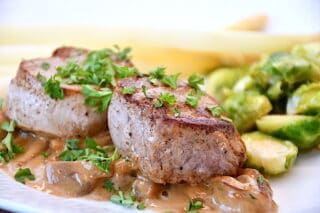 mørbrad royal med smørstegte rosenkål og asparges