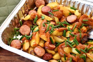 billede med brasede kartofler med frankfurtere