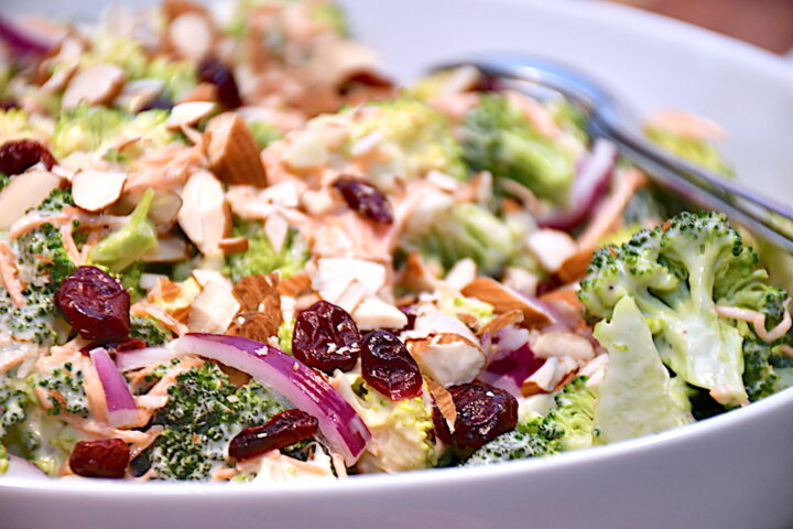 broccolisalat med eller uden bacon