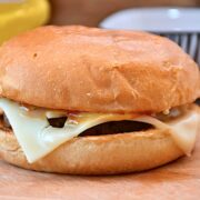 billede med hjemmelavet cheeseburger