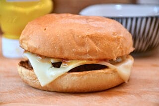 billede med hjemmelavet cheeseburger