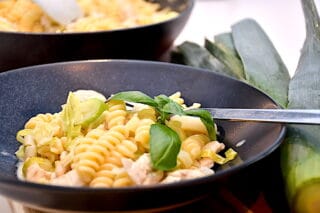 billede med pasta med porrer og kylling