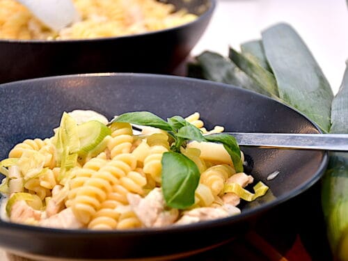billede med pasta med porrer og kylling